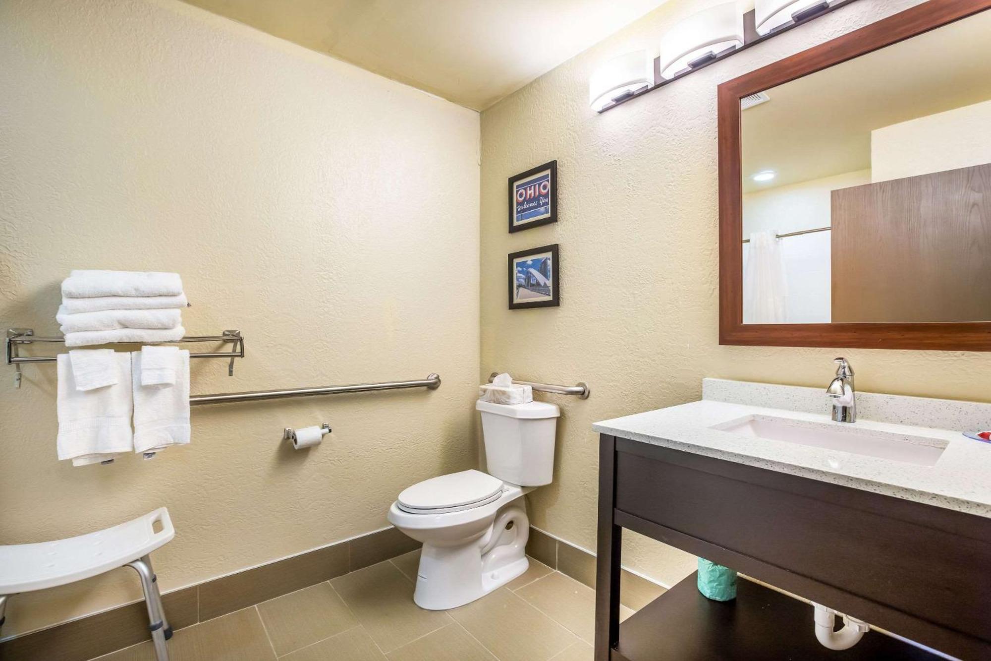 Comfort Inn & Suites Fairborn Near Wright Patterson Afb Екстер'єр фото