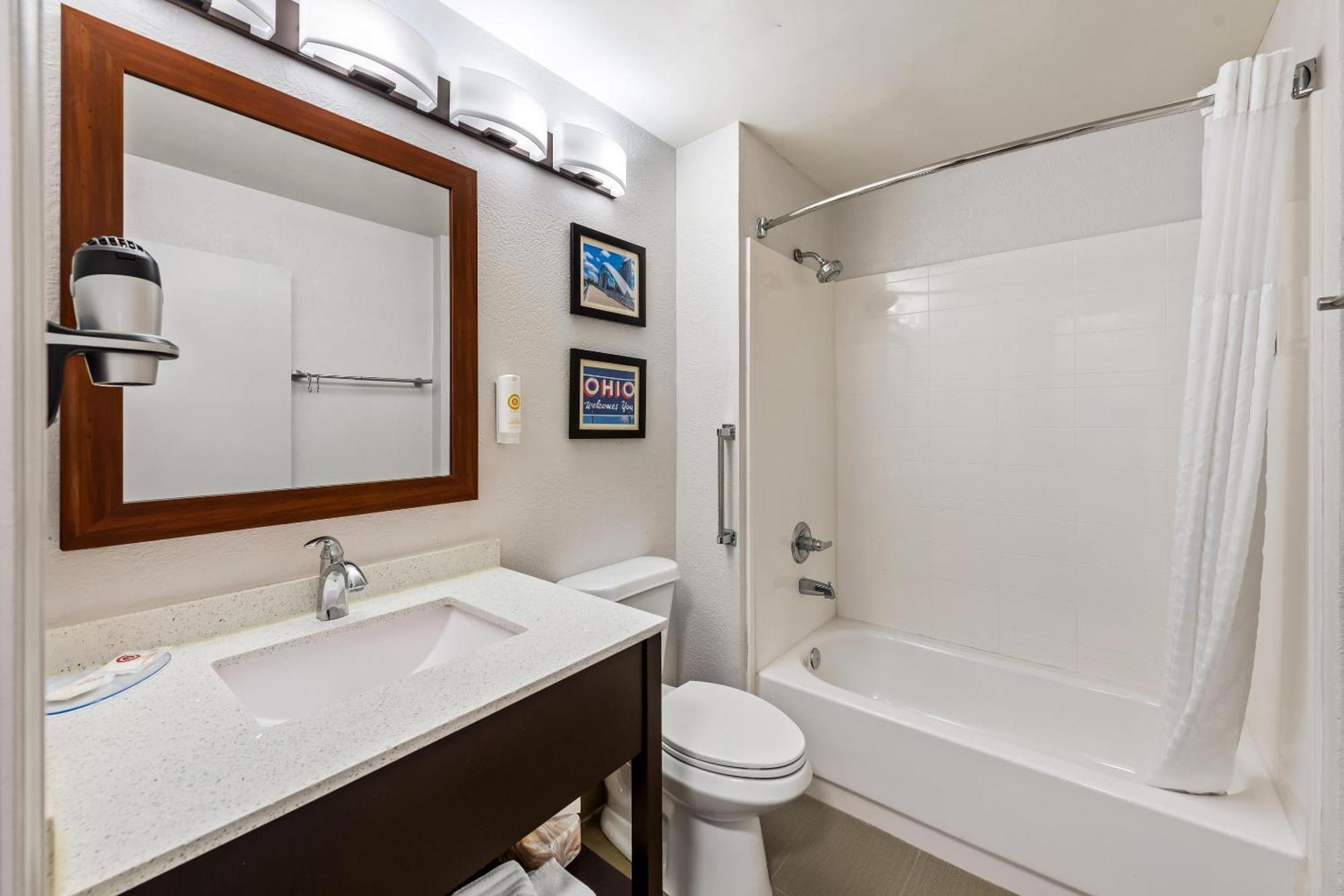 Comfort Inn & Suites Fairborn Near Wright Patterson Afb Екстер'єр фото