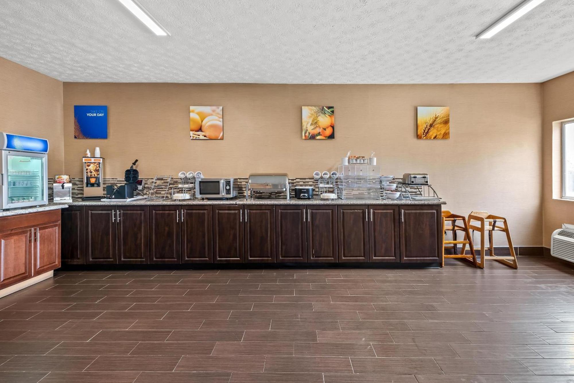Comfort Inn & Suites Fairborn Near Wright Patterson Afb Екстер'єр фото